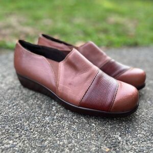 SAS Womens Slip On Auburn/ Lizard Loafers Sz 9.5